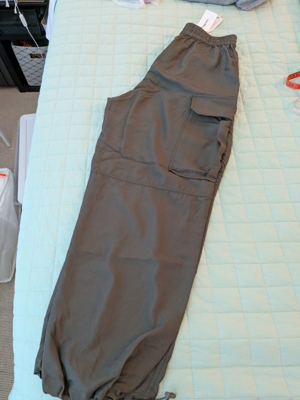 NWT M Calzedonia Dark green light weight cargo pants with functional pockets